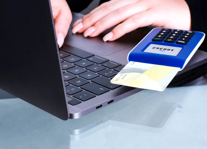 Lecteur Digipass en main